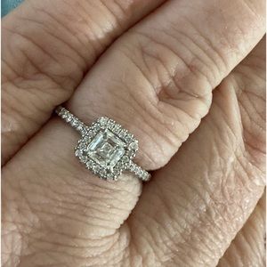 GIA CERTIFIED  18k white gold diamond ring